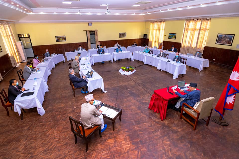 सरकार भन्छ: गाडीबाट कोरोना सर्छ, जहाजबाट सर्दैन