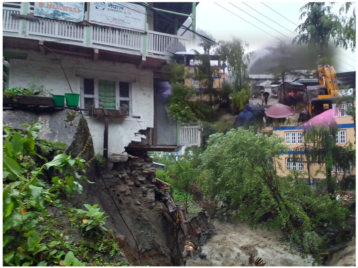 चामेका ३६ घर जोखिममाः बस्ती डुबानमा