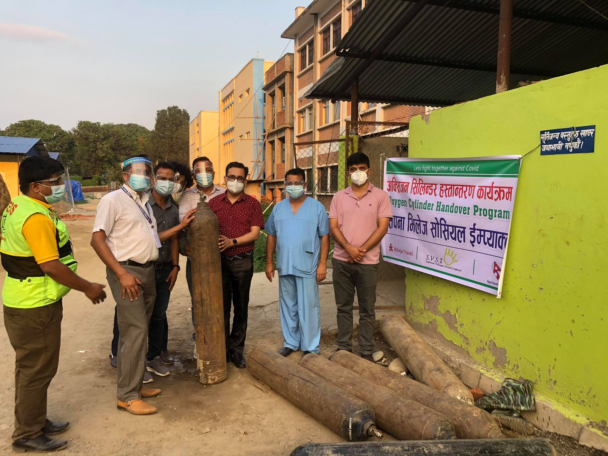 सपना भिलेजद्धारा अक्सिजनसहितको सिलिण्डर हस्तान्तरण