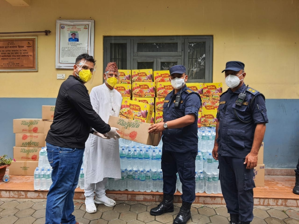 कोरोना नियन्त्रणमा खटिएका चितवनका सुरक्षाकर्मीलाई पानी र खाद्य सामाग्री सहयोग