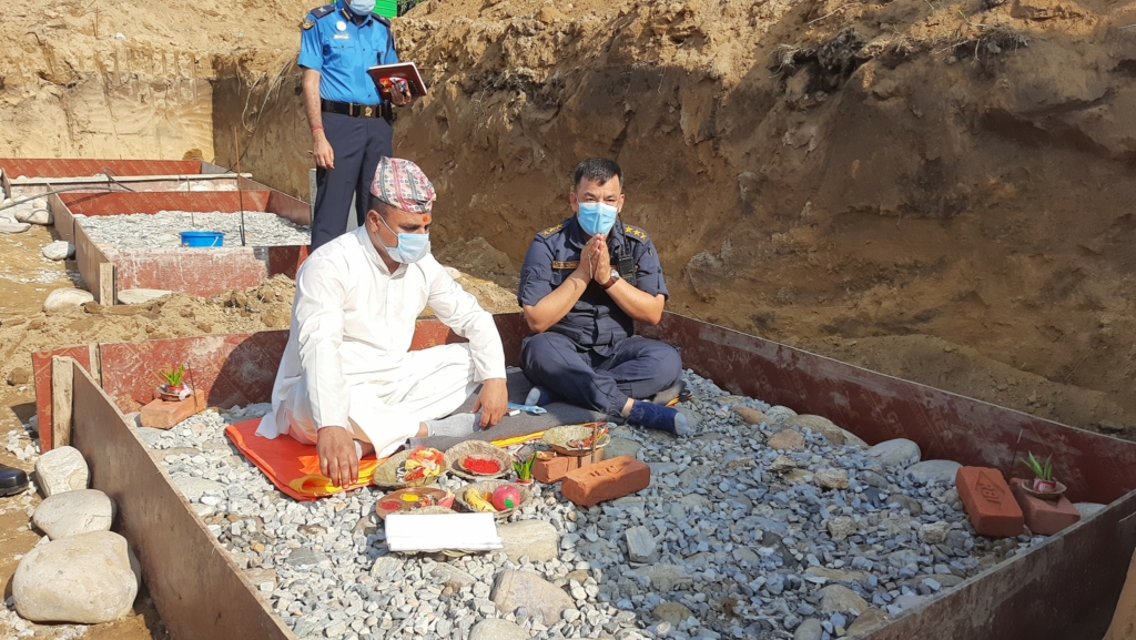 चितवन ट्राफिक प्रहरी कार्यालयको शिलान्यास, २२ वर्षदेखि भाडाको घरमा बस्नुपर्ने बाध्यता हट्ने आशा