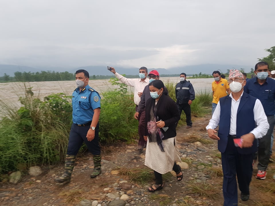 पश्चिम चितवनमा नारायणी मानव बस्तीतर्फ छिर्न थाल्यो,मेयर र सिडियोको स्थलगत निरीक्षण