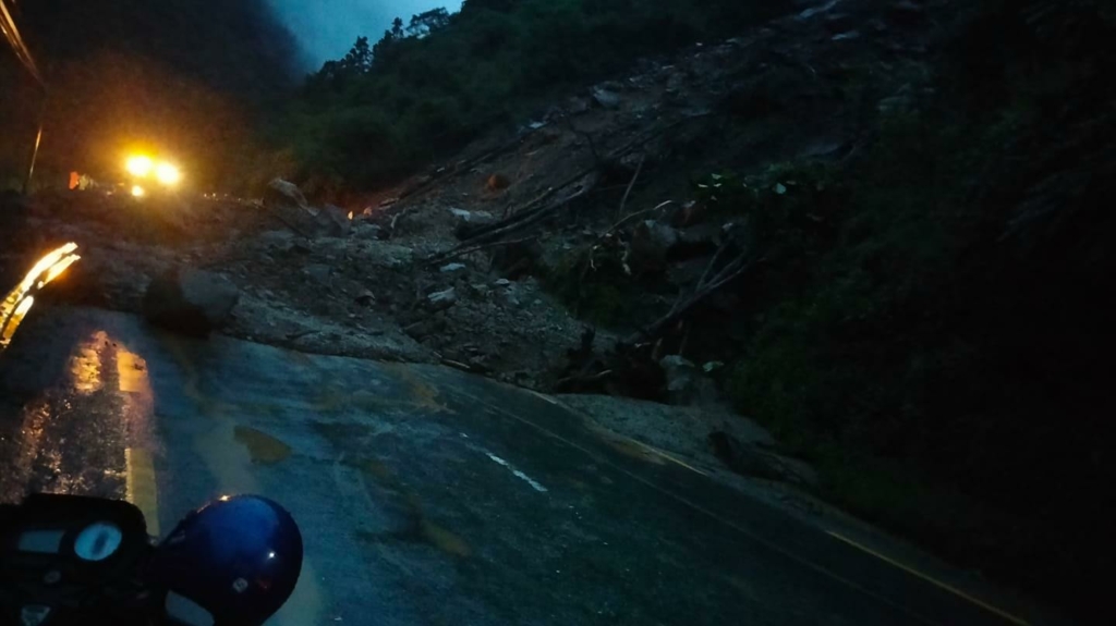 चितवनको घोप्टेभिरमा पहिरो खस्यो, पृथ्वी राजमार्ग अवरुद्ध