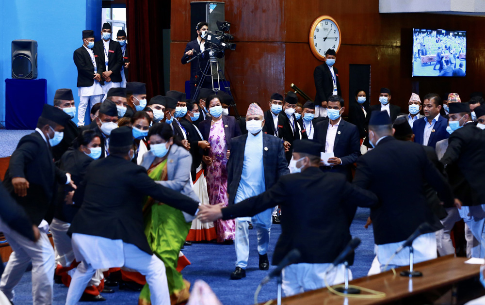 माधवसहित १४ सांसदलाई पदमुक्त नगरेसम्म एमालेले संसद चल्न नदिने