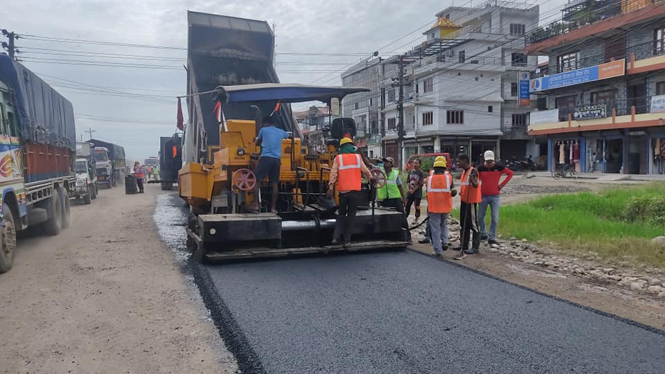 नारायणगढ-बुटवल सडकखण्डः राजमार्गमा परेका खाल्डाखुल्डी पुर्न कालोपत्रे गर्न सुरु