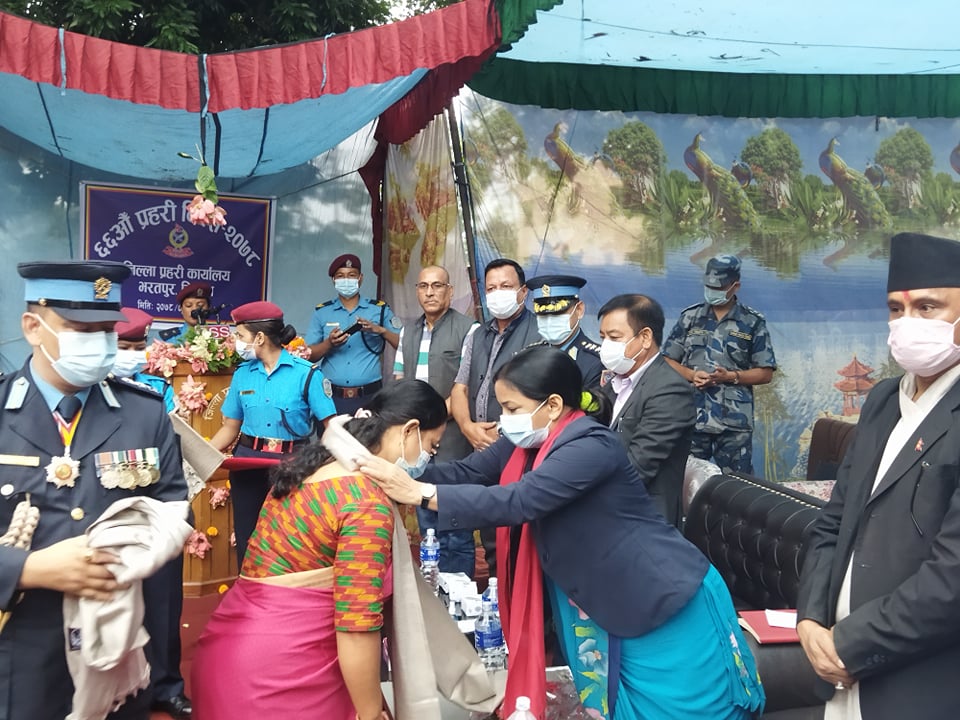 “६६ औं प्रहरी दिवस” : चितवनमा प्रहरी र अमर प्रहरीका परिवार सम्मानित