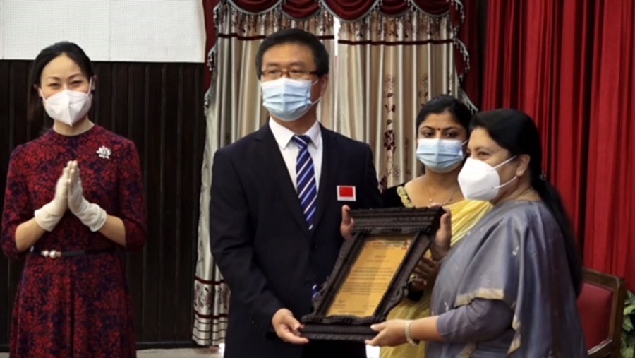 क्यान्सर अस्पताल चितवनमा सेवा गर्न आएका चिनियाँ डाक्टरको टोलीलाई राष्ट्रपति भण्डारीद्धारा बिदाइ