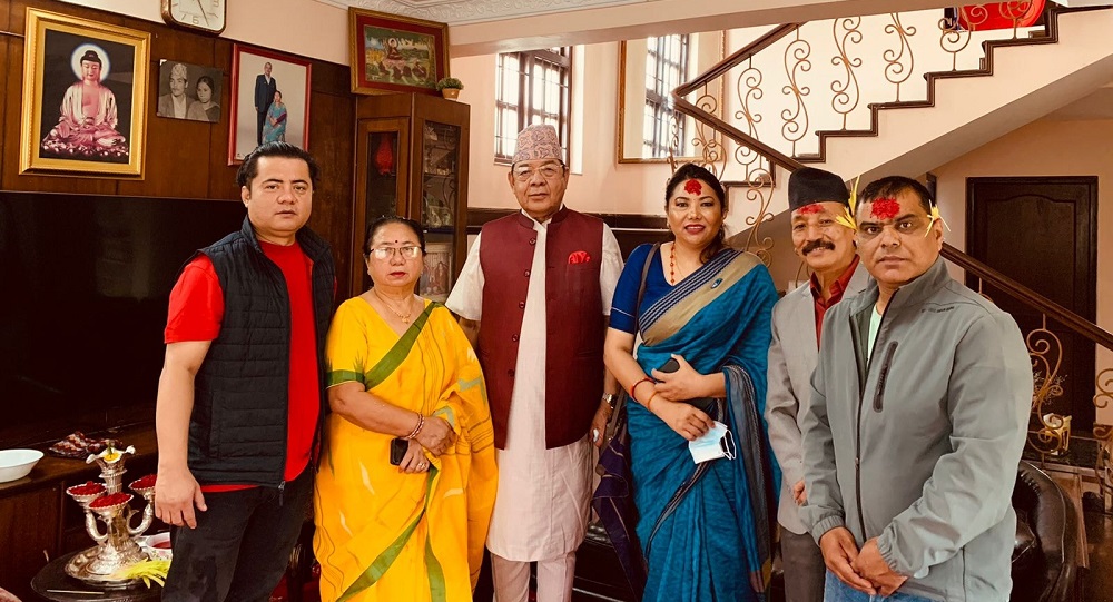 मन्त्री झाँक्री दसैं टीका लगाउन वामदेव निवासमा