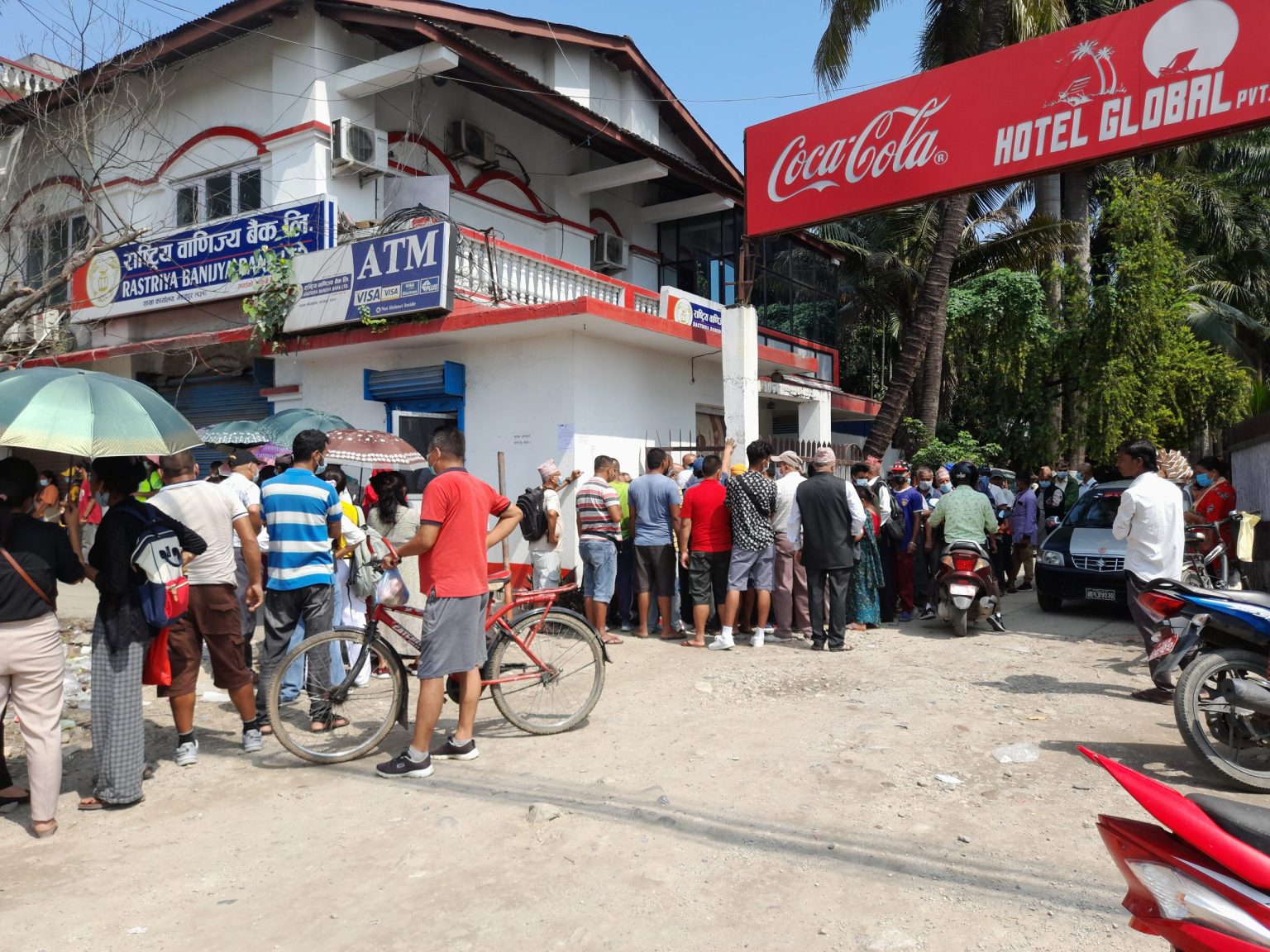 चितवनमा आजदेखि दशैँ र तिहारका लागि नयाँ नोट वितरण, बैंकमा सर्वसाधारणको भिड