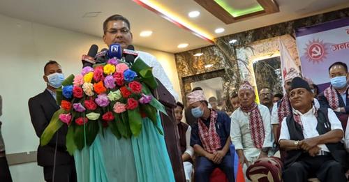 प्रचण्डको आलोचना गर्दै एमालेमा प्रवेश गरेका दुर्गा प्रसाईं भन्छन्-‘ओलीमा ली क्वान यू देख्छु’