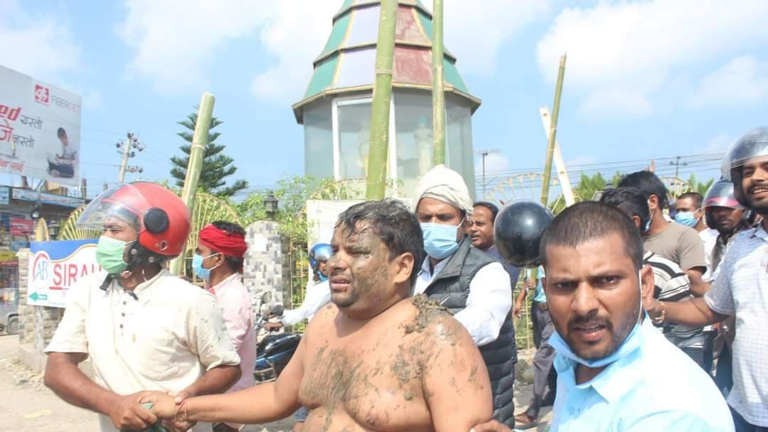 जनकपुरमा सीके राउतको ‘जनकारवाही’ : हाकिम सापको ना’ङ्गै शरीरमा हिलो फालेर बजार परिक्रमा