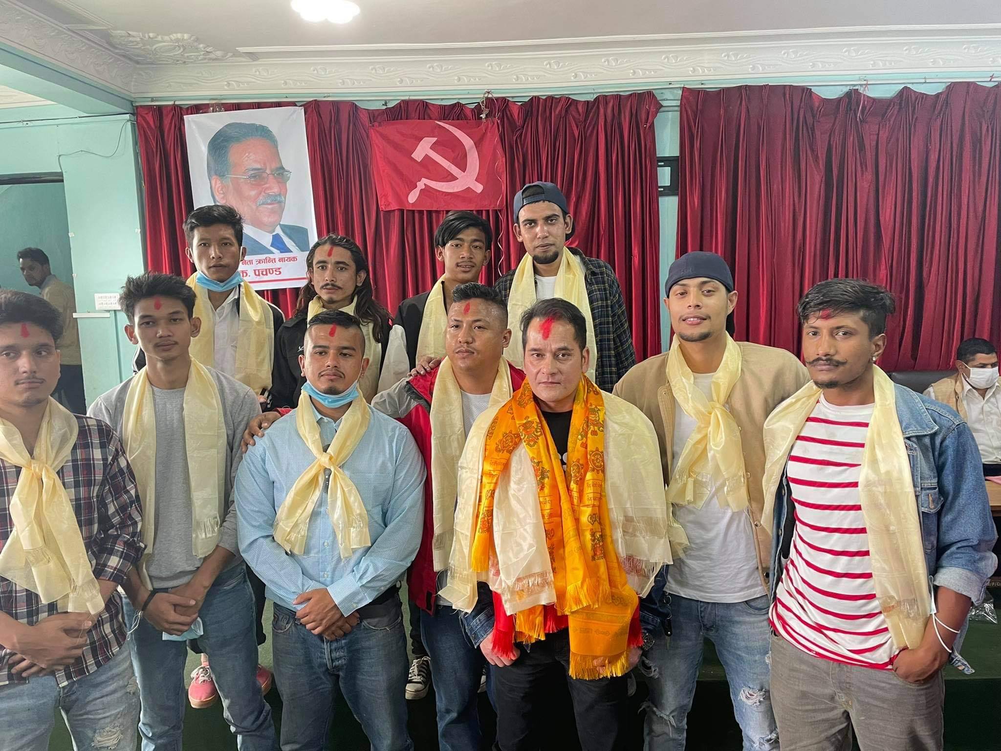 नेकपा एमाले परित्याग गरी सयौं नेता कार्यकर्ता माओवादी केन्द्रमा प्रवेश