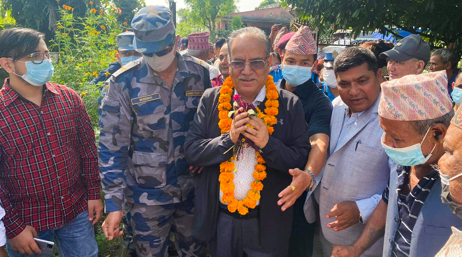 चितवनमा आफू निर्वाचित क्षेत्रको घरदैलो गर्दै प्रचण्ड