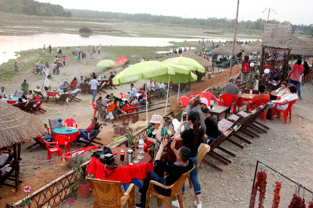 दसैँसँगै चितवनमा बढे पर्यटक