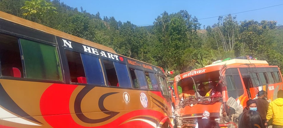 चितवन आउँदै गरेको बस धादिङमा दु’र्घ’टना, ३५ यात्रु घाइते, दुईको अवस्था गम्भीर