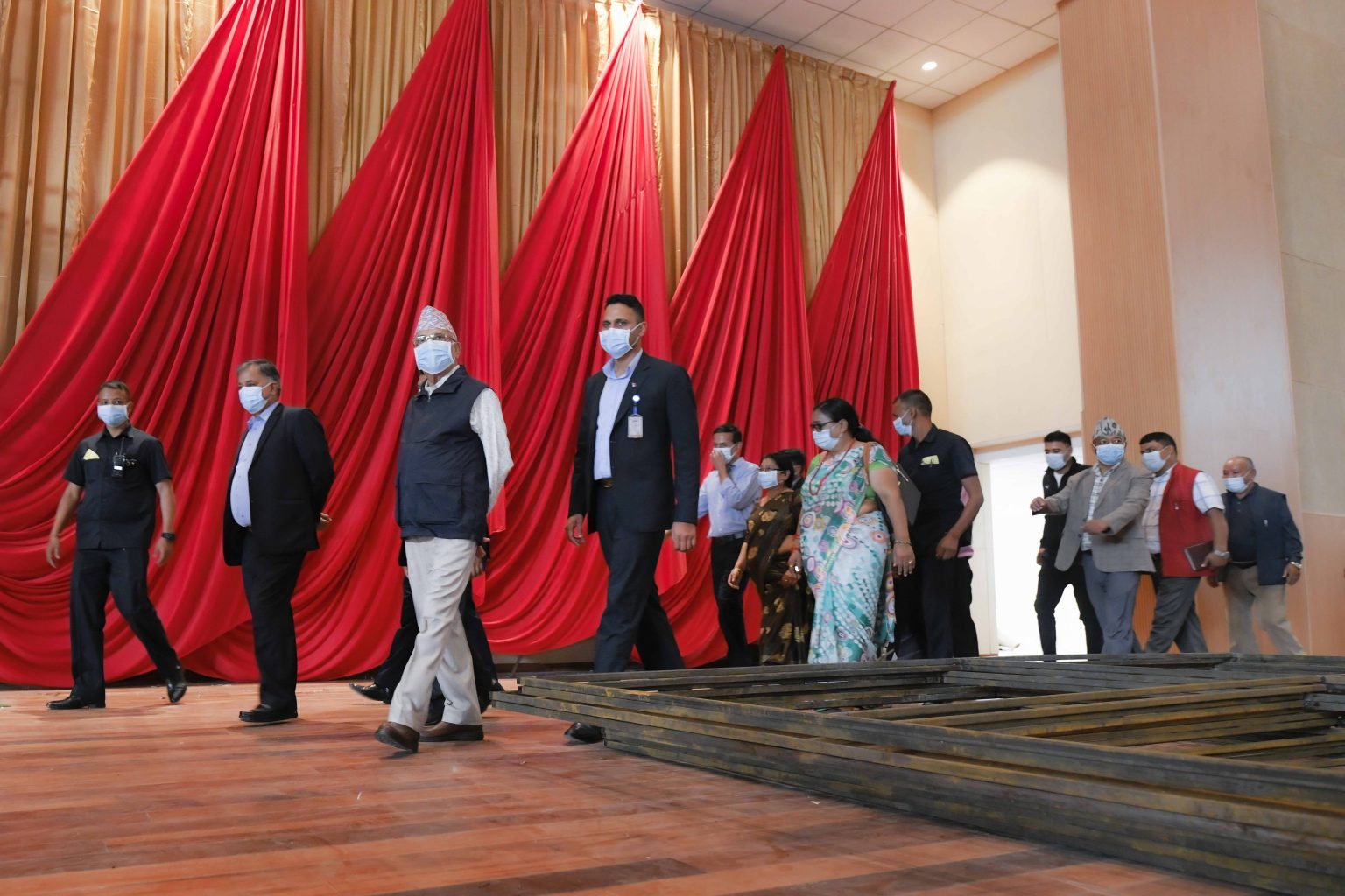 एमालेमा ओली सर्वसम्मत अध्यक्ष, अरूमा भिडन्त!