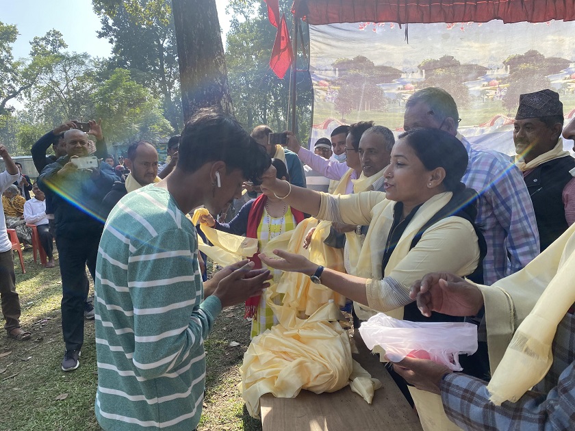 भरतपुरमा विभिन्न पार्टी परित्याग गरी २ सय १४ जना माओवादी केन्द्रमा प्रवेश,माओबादी देशकै ठुलो पार्टी बन्छ : रेनु दाहाल