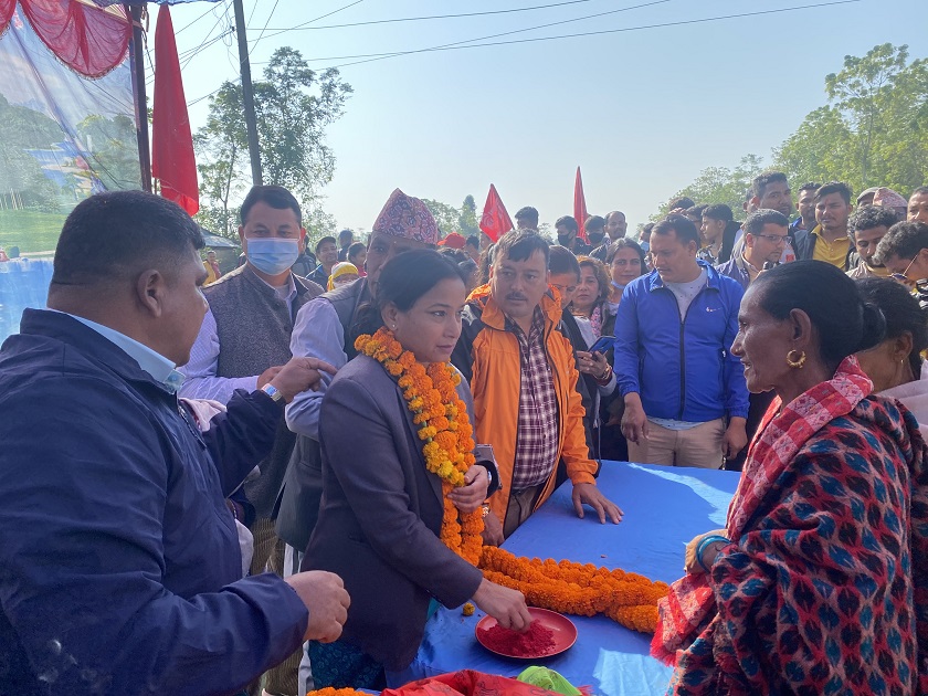 चितवनमा अन्य पार्टी छोडी माओवादी केन्द्र प्रबेश गर्नेको लहर ,  एकै पटकमा गरे १ सय ८५ जनाले गरे पार्टी प्रवेश