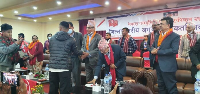 चितवनमा एमाले परित्याग गरी १४२ जना समाजवादीमा प्रवेश