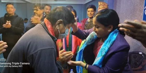 भरतपुरमा माओवादी केन्द्र प्रवेशको लहर : एमाले र कांग्रेसका ५४ जना कार्यकर्तालाई मेयर रेणुले गरिन् स्वागत