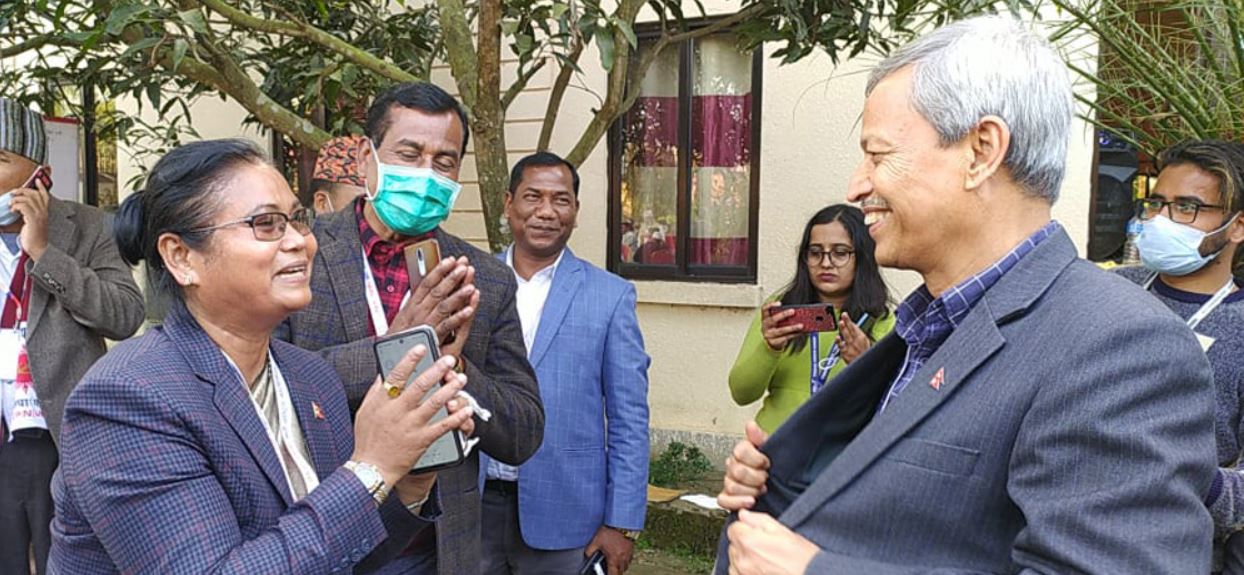 भोट मागिरहेका भीम रावललाई कार्यकर्ताले भने : अध्यक्षमा हारेपछि पार्टीबाट भाग्‍न पाइँदैन