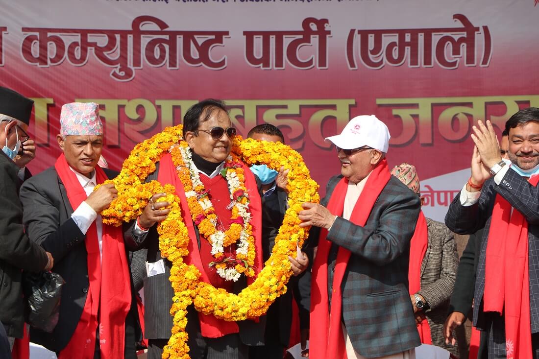 पाँचवटा पार्टी चहारेका र पाँचपल्ट हारेका गुप्तालाई ओलीले गरे एमालेमा भव्य स्वागत