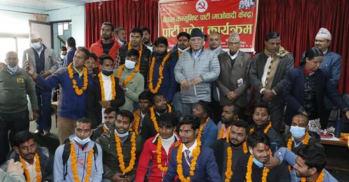 दर्जन बढी युवाहरु माओवादी केन्द्रमा प्रवेश , अध्यक्ष प्रचण्डद्वारा  टीका लगाएर पार्टीमा स्वागत