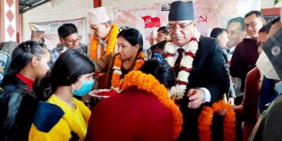 चितवनमा ३३० जना नेकपा माओवादी केन्द्रमा प्रवेश , अध्यक्ष प्रचण्डद्वारा टीका लगाएर पार्टीमा स्वागत