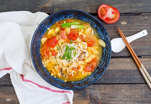 जाडोमा यसरी बनाउनुस् टोमेटो नूडल सूप