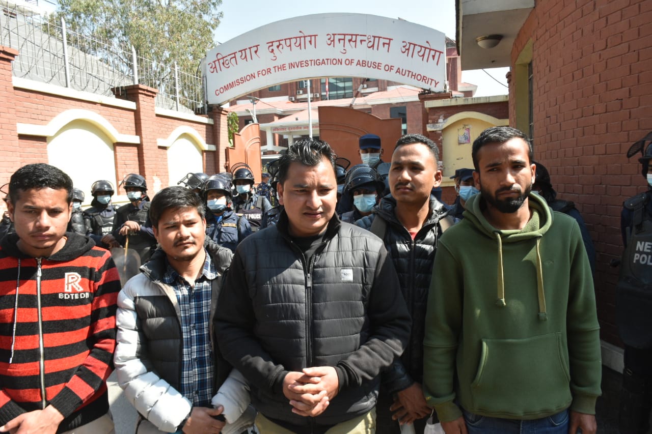 केपी ओली, ईश्वर पोखरेल, पद्यमा अर्याल, भानुभक्त ढकाल र योगेश भट्टराईविरुद्ध अख्तियारमा भ्रष्टाचारको उजुरी, यस्तो छ आरोप