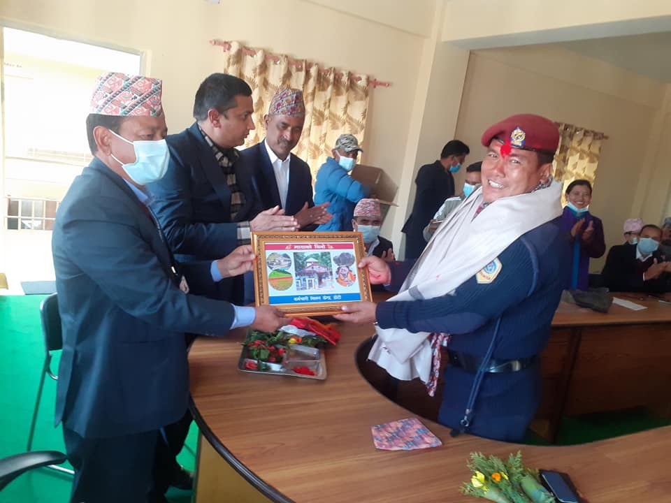 डोटी प्रहरी प्रमुख मल्ललाई प्रशंसा पत्रसहित बिदाइ