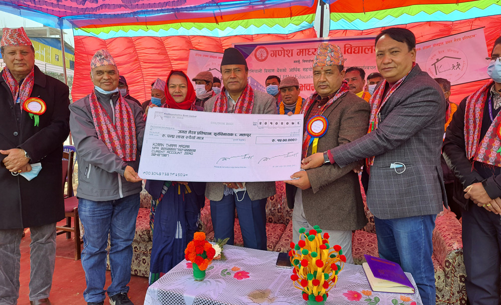 मनकारी वडाध्यक्ष जसले दिए पाँच वर्षे कार्यकालको सेवासुविधा तथा पारिश्रमिक विद्यालयलाई