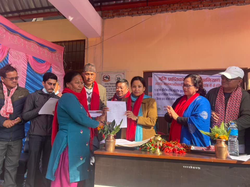 भरतपुर १२ का भुमिहिनले पाए मेयर रेनुबाट जग्गाको निस्सा