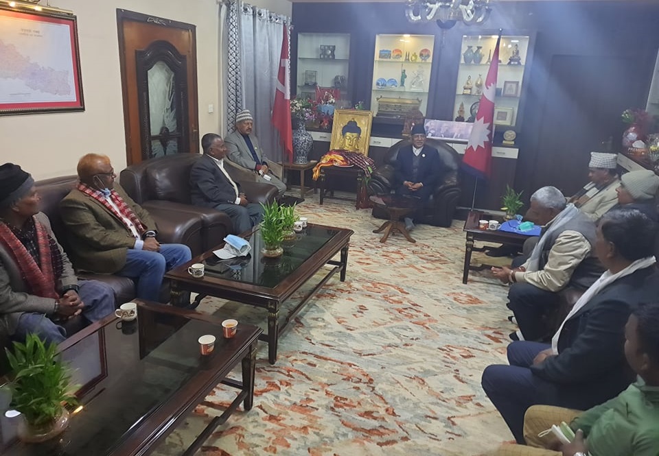 काँग्रेसका स्थापित नेताहरू माओवादीमा प्रवेश, प्रचण्डद्वारा स्वागत