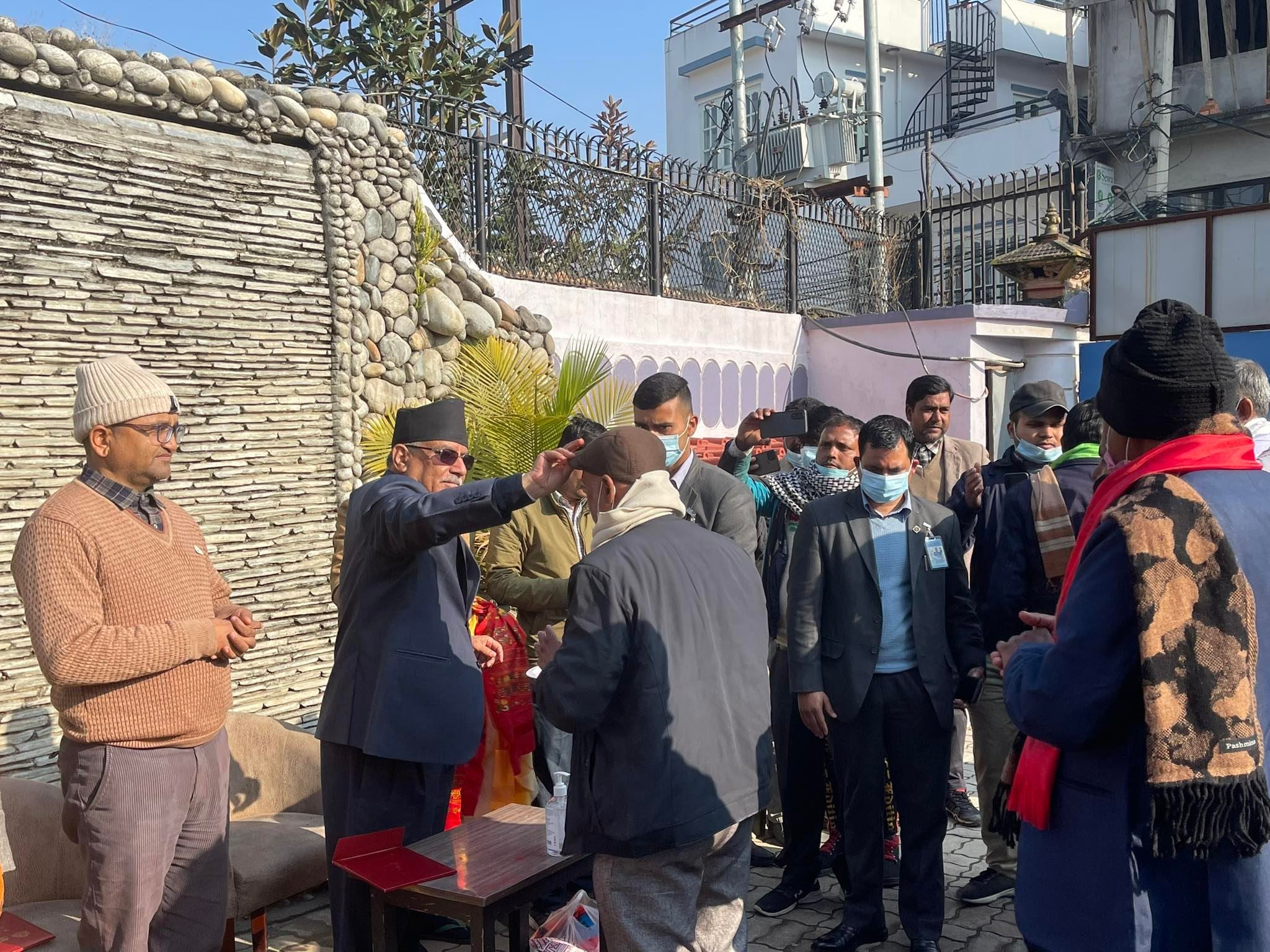 नेपाली काँग्रेस र  एमालेका  दुई दर्जन नेता तथा कार्यकर्ताहरु माओवादी केन्द्रमा प्रवेश