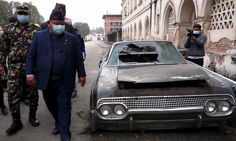 नारायणहिटी गेटबाहिरकाे चुहिने छाना मर्मत गर्न, पुराना गाडीमा रङ्ग लगाउन मन्त्री आलेकाे निर्देशन