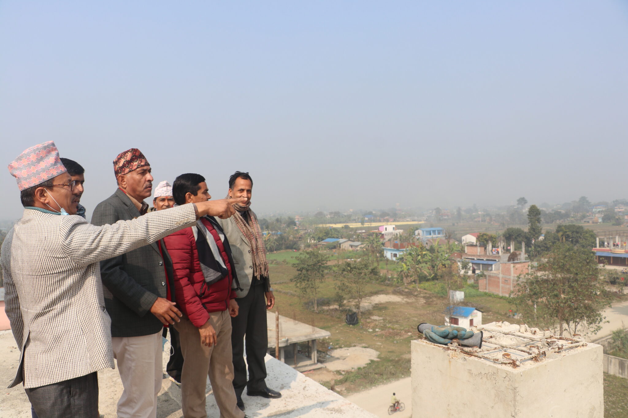 राष्ट्रिय भूमि आयोग चितवनका अध्यक्ष बद्रीद्धारा लालपूर्जा वितरण गर्न स्थालगत निरीक्षणमा