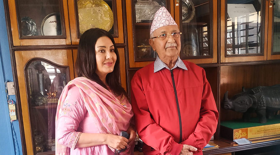 ‘एमालेले उम्मेदवारको रुपमा अगाडि सार्‍यो भने पछि हट्दिनँ’,केपी शर्मा ओलीको व्यक्तित्वबाट धेरै प्रभावित छु : करिश्मा मानन्धर