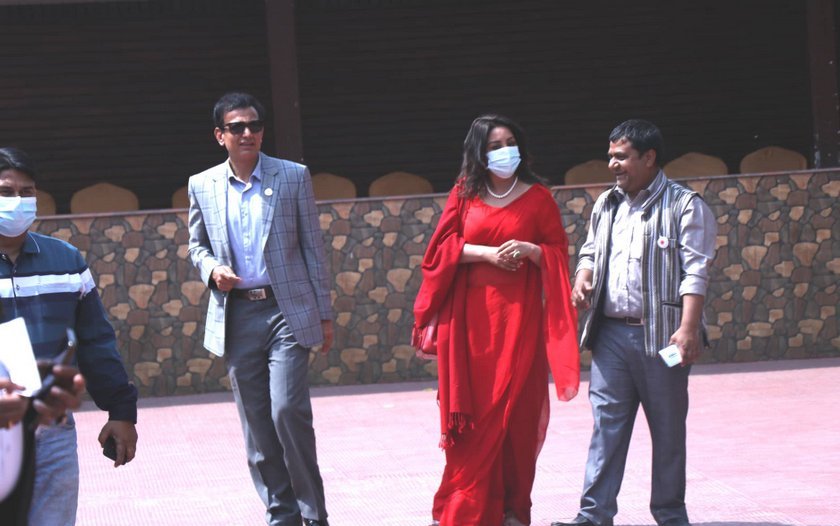 रातो साडीमा करिश्मा ‘कामरेड !’ एमाले प्रवेश गर्दै