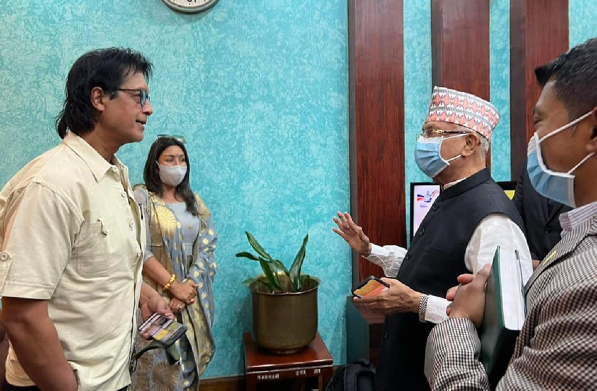 विमानस्थलमा राजेश हमालसँग ओलीको जम्काभेट हुँदा…