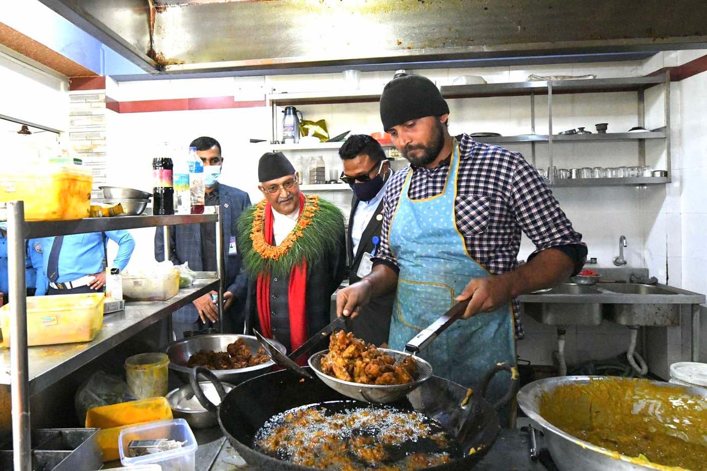 जब ओली पकौडा खान क्यान्टिनको भान्छामै पुगे