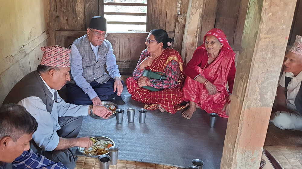 जनयुद्धमा मारिएका सुवासको घरमा खाना खान पुगे प्रचण्ड