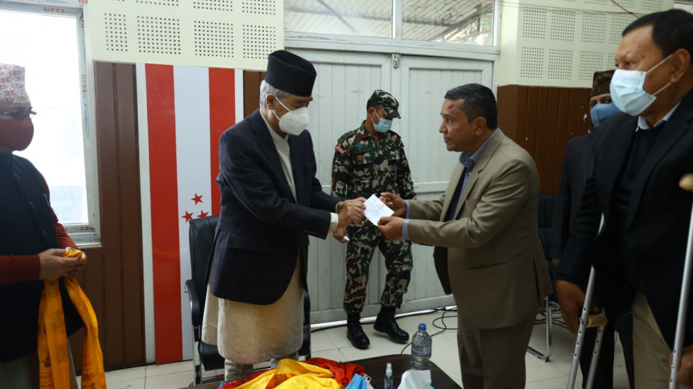 एमालेबाट निर्वाचित गाउँपालिकाका अध्यक्ष कांग्रेसमा प्रवेश