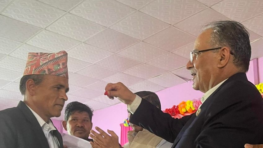 एमाले, कांग्रेस लगायतका दल परित्याग गरी दर्जनौं नेता कार्यकर्ता माओवादीमा प्रवेश, अध्यक्ष प्रचण्डद्धारा स्वागत