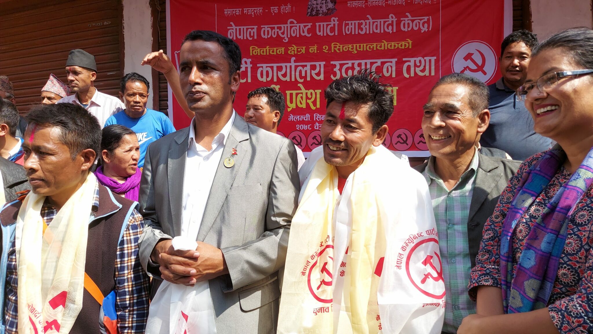 एमाले नेता शेर बहादुर तामाङ सहित काग्रेसका सयौं नेताकार्यकर्ता माओवादी केन्द्रमा प्रवेश