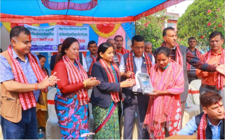 विपन्न वर्गका १७ घरधुरीलाई भरतपुर महानगरको पहलमा निशुल्क विद्युत मिटर बक्स वितरण