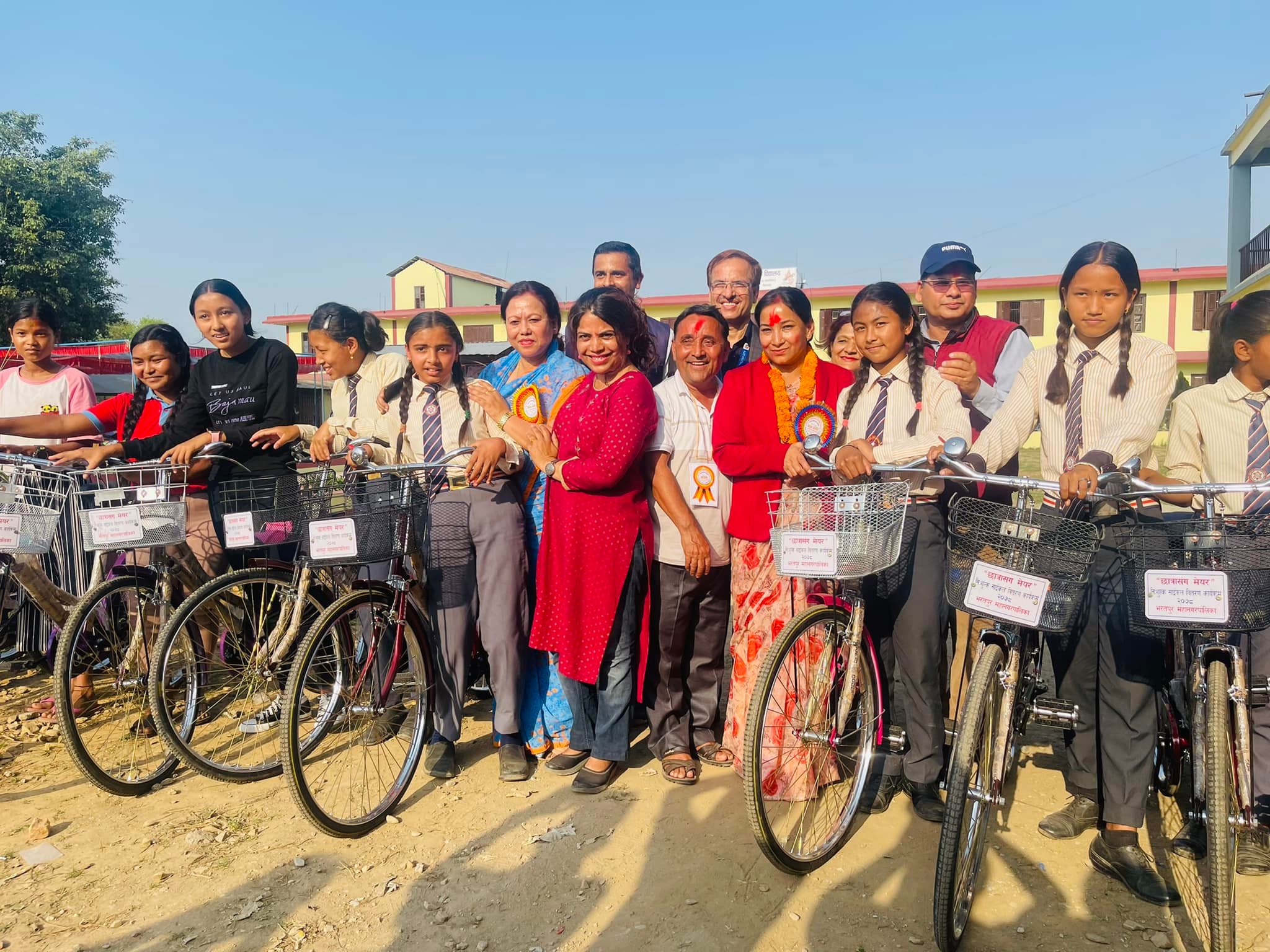 भरतपुरका छात्राहरु महानगरबाट साइकल पाएपछि हर्षित