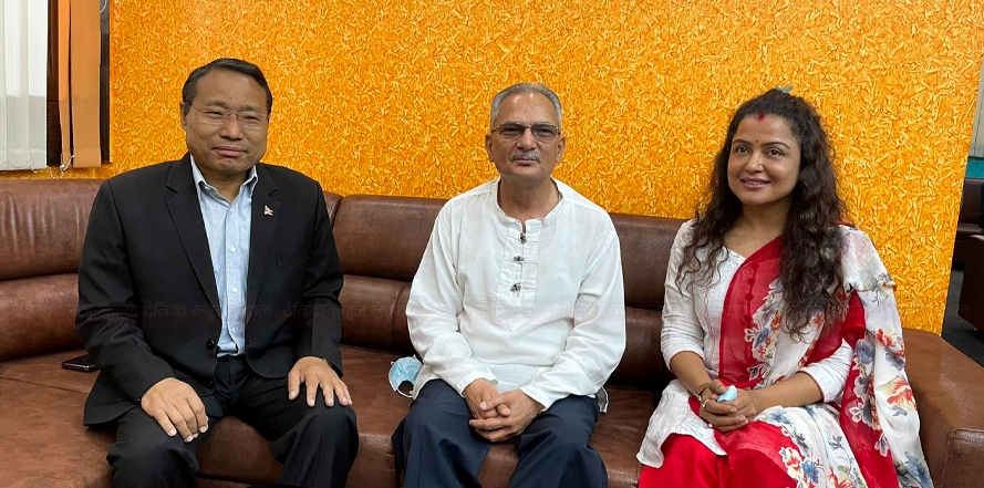 एअरपोर्टमा वर्षमान र रेखासँग जम्काभेट भएपछि बाबुरामले भने– नलाऊ माया दुई तिर..’