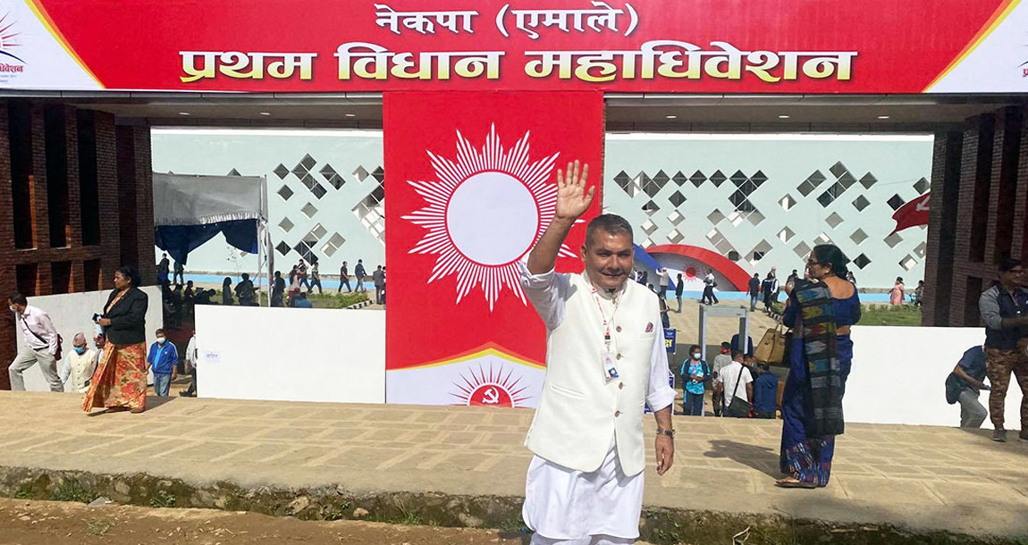 झापामा दुर्गा प्रसाईँलाई जनताले झन्डै कुटेपछि… (भिडियो)