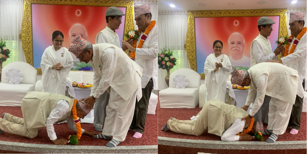 यसै पनि चर्चित भरतपुरमा अर्काे रोचक दृश्य: एमालेका उम्मेदवारले ढोगे मतदाताको खुट्टा